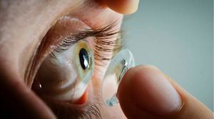 علماء يبتكرون عدسات لاصقة ستحدث ثورة في طب العيون- جيتي 