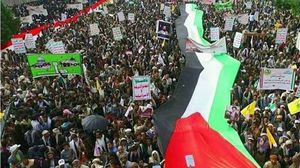 خرج مئات الآلاف من اليمنيين في مسيرة حاشدة في قلب ميدان السبعين- إكس