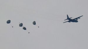 لحظة إلقاء طائرة عسكرية أردنية مساعدات بالمظلات فوق قطاع غزة- جيتي