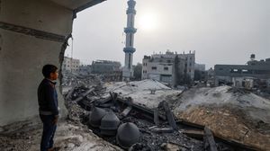 يتعمد الاحتلال استهداف المدنيين ومراكز الإيواء في قطاع غزة- جيتي