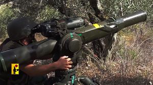 عنصر من حزب الله خلال استهداف مواقع للاحتلال شمال فلسطين المحتلة- الإعلام الحربي