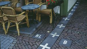 الخط الفاصل بين بلجيكا وهولندا في مقهى حدودي بين البلدين - أرشيفية