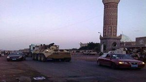 مدرعة تابعة للجيش بعد تمركزها في همدان غرب صنعاء - عربي 21