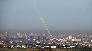 سبق سقوط الصواريخ غارات نفذها الطيران الحربي الإسرائيلي على غزة- أ ف ب