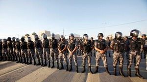 قوات الدرك أمام السفارة الإسرائيلية في عمان - أ ف ب