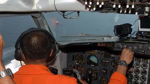 طائرة أندونيسية مشاركة في البحث عن الطائرة المفقودة - أ ف ب