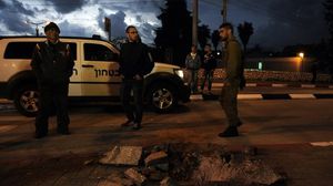 شرطة الاحتلال بجانب أحد أماكن سقوط الصواريخ من غزة - ا ف ب 