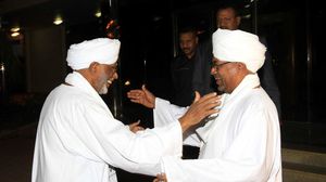 الرئيس السوداني عمر البشير وزعيم حزب المؤتمر الشعبي حسن الترابي -  ا ف ب