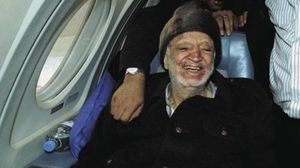 عرفات يبدو شاحب الوجه وهو يغادر إلى فرنسا للعلاج - (أرشيفية)