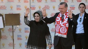 أردوغان وزوجته يحيّون أنصار حزب العدالة - الأناضول