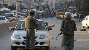 جنود الاحتلال يستوقفون سيارات الفلسطينيين - (وكالات محلية)