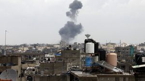 الدخان يتصاعد إثر قصف القوات الإسرائيلية لمواقع بغزة - ا ف ب