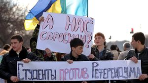 متظاهرون مؤيدون لأوكرانيا من القرم يرفعون لافتات ضد الاستفتاء - أ ف ب