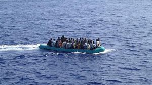 مهاجرون على قارب للهجرة السرية - (أرشيفية)