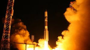 إطلاق صاروخ يحمل أقمار صناعية إلى الفضاء - (أرشيفية)