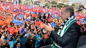 رجب طيب أردوغان أمام جماهير الشعب التركي المؤيدين له في ولاية مانيسا - الأناضول