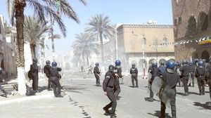 قام المئات من المتظاهرين باقتحام مقر محافظة غرداية، احتجاجا عن مقتل 3 شبان - عربي 21