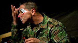 الجندي الكولومبي كارلوس كارديناس يستعد لعرض في السيرك  - أ ف ب