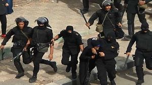 رجال أمن يعتقلون فتاة أثناء تظاهرة مؤيدة لمرسي (أرشيفية)