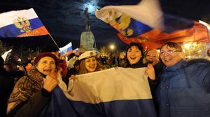 سكان القرم يحتفلون بالانفصال عن أوكرانيا عقب الاستفتاء - ا ف ب 