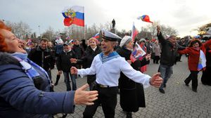احتفالات سكان القرم بالانضمام لروسيا عقب الاستفتاء - ا ف ب