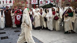 تونسيون وتونسيات باللباس التقليدي - الأناضول