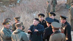 رئيس كوريا الشمالية وعدد من ضباط الجيش - ا ف ب