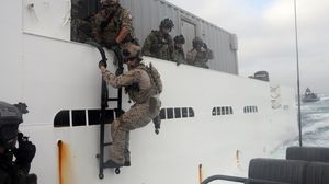 جنود من البحرية الأمريكية أثناء السيطرة على ناقلة النفط - أ ف ب