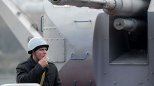 جندي من البحرية الأوكرانية في ميناء سيمفروبول - أ ف ب
