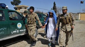 قوات الأمن الأفغانية تعتقل شخصا تقول إنه من طالبان - ا  ف ب