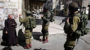 أفراد من الجيش الإسرائيلي يحققون مع امرأة في الخليل (أرشيفية) - أ ف ب