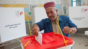 تونسي يدلي بصوته في الانتخابات الماضية