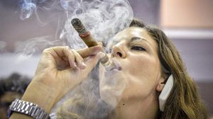 تحدد معظم الولايات الأمريكية السن القانونية للتدخين عند 18 عاما - أرشيفية