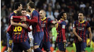 فرحة لاعبي برشلونة بعد تسجيلهم الهدف الثالث - أ ف ب