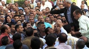 منعت قوات الشرطة المصرية تنظيم وقفة أمام نقابة الصحفيين من قبل عمال محتجين، الأحد- أرشيفية