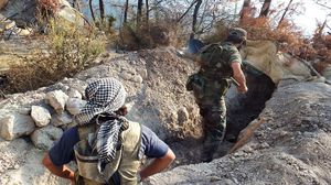 مقاتلون من الثوار يحصنون مواقعهم خلال معارك في جبال اللاذقية (أرشيفية)