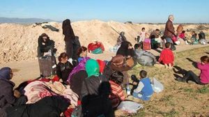 لاجئون سوريون رحلتهم الجزائر إلى المغرب في كانون الثاني/ يناير 2014 (الأناضول)