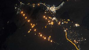 حقول الغاز المشتعلة كما تظهر ليلا - ناسا