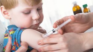78 % ممن استطلعت آراؤهم على الإنترنت يقولون إنه يتعين تطعيم جميع الأطفال - أرشيفية