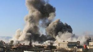 الدخان يتصاعد من مدينة حلب السورية إثر القاء البراميل المتفجرة عليها (أرشيفية) - ا ف ب