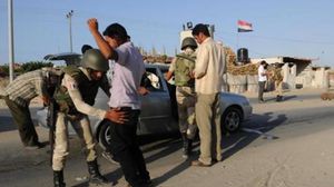 جنود مصريون يفتشون مواطنين في سيناء - ا ف ب