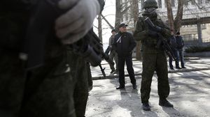 أسلحة الجنود الأوكرانيين الموجودين داخل القاعدة صودرت - أ ف ب