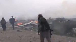 اللحظات الأولى لوصول المقاتلين إلى المرصد 45 فيما تبدو النيران تشتغل بخيام قوات النظام