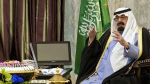 الملك عبدالله بن عبدالعزيز واضعا جهاز التنفس خلال لقائه اوباما - أ ف ب