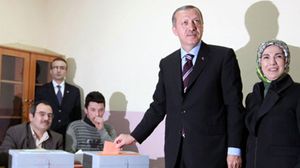 أردوغان وعائلته يدلون بأصواتهم - أرشيفية