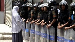 إحدى الطالبات تتحدث مع الشرطة المصرية - ا ف ب - أ رشيفية