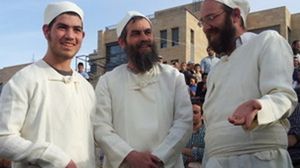 أفراد مجموعة يهودية متطرفة يستعدون للشروع في ذبح الأغنام 
