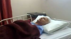 أبو عرب ينشد على سرير المرض بأحد المستشفيات الأردنية - فيسبوك