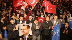أنصار أردوغان يحتفلون بفوز العدالة والتنمية بالبلديات (أرشيفية) - الأناضول