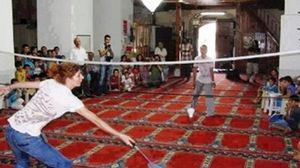 مستوطنون يلعبون في المسجد الإبراهيمي بعد تقسيمه - أرشيفية